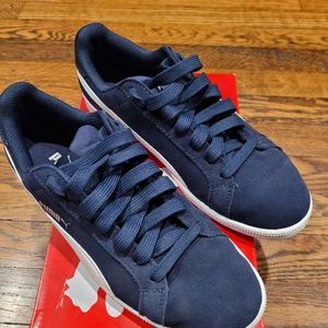 Navy blue Suede Puma tennis shoes